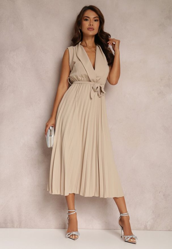 Renee - Beżowa Sukienka Volantis. Okazja: na ślub cywilny, na wesele. Kolor: beżowy. Materiał: materiał. Długość rękawa: bez rękawów. Typ sukienki: kopertowe, plisowane. Styl: elegancki. Długość: maxi
