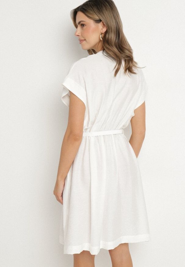 Born2be - Biała Sukienka z Wiskozy o Rozkloszowanym Kroju z Paskiem Sepina. Okazja: na co dzień. Typ kołnierza: dekolt w serek. Kolor: biały. Materiał: wiskoza. Długość rękawa: krótki rękaw. Wzór: aplikacja. Sezon: lato. Styl: elegancki, casual, klasyczny