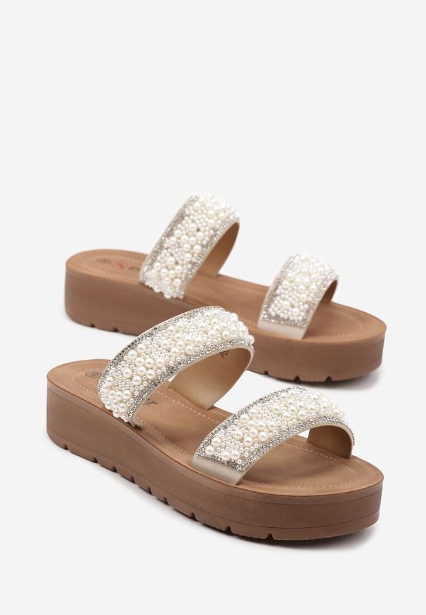 Renee - Beżowe Klapki na Niskiej Platformie Zdobione Cyrkoniami i Perłami Rosanidra. Kolor: beżowy. Materiał: jeans. Wzór: aplikacja. Obcas: na platformie. Styl: elegancki