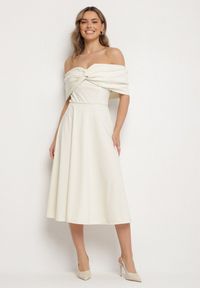 Born2be - Beżowa Rozkloszowana Sukienka z Odsłoniętymi Ramionami i Drapowaniem Odilene. Okazja: na imprezę. Kolor: beżowy. Sezon: lato. Typ sukienki: z odkrytymi ramionami. Styl: elegancki #1