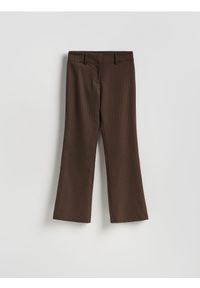 Reserved - Spodnie w paski - ciemnobrązowy. Kolor: brązowy. Materiał: tkanina, wiskoza. Wzór: paski #1