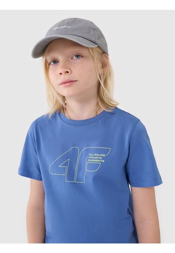 4f - 4F T-shirt regular z nadrukiem chłopięcy - niebieski 134 (8-9 lat). Okazja: na co dzień. Kolor: niebieski. Materiał: dzianina, jersey, bawełna. Długość rękawa: krótki rękaw. Długość: krótkie. Wzór: nadruk. Sezon: lato. Styl: casual, klasyczny, sportowy