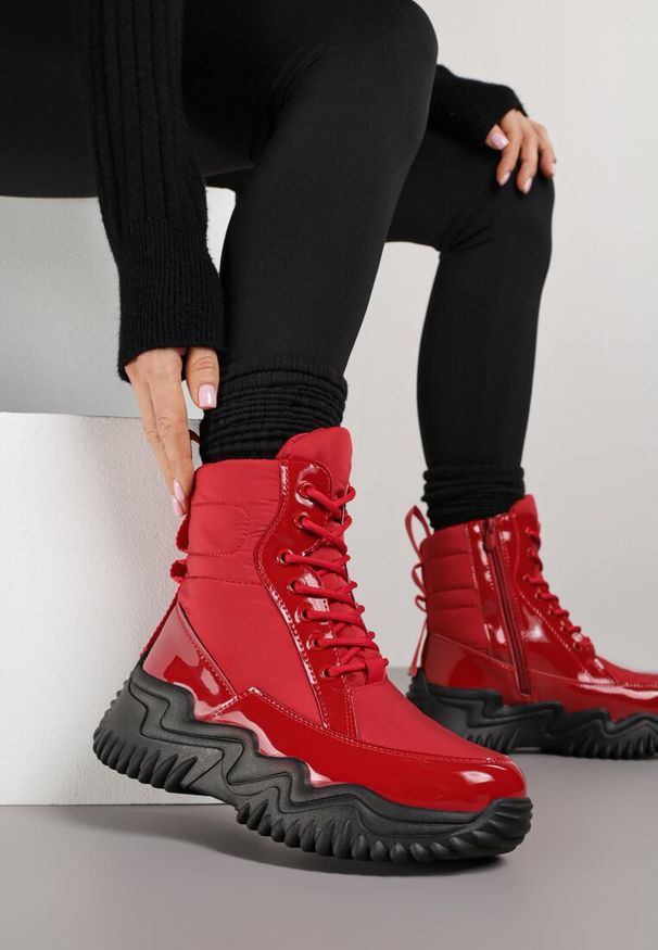 Renee - Czerwone Śniegowce VICES ze Sznurowaną Cholewką i Tłoczoną Platformą Reinavia. Kolor: czerwony. Materiał: dzianina, jeans. Szerokość cholewki: normalna. Obcas: na platformie