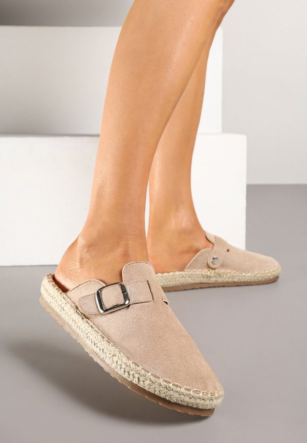 Born2be - Ciemnobeżowe Klapki w Stylu Chodaków z Klamrą i Plecioną Podeszwą Zindara. Okazja: na co dzień. Kolor: beżowy. Materiał: len. Styl: boho, elegancki, casual