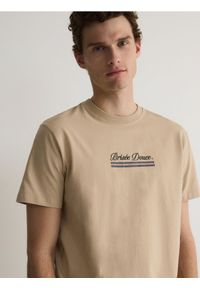 Reserved - T-shirt regular z aplikacją - beżowy. Kolor: beżowy. Materiał: bawełna, dzianina. Wzór: aplikacja #1