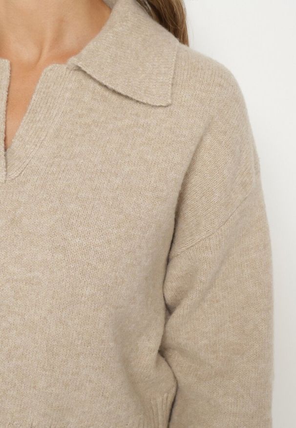 Born2be - Beżowy Sweter o Krótkim Kroju z Kołnierzykiem i Dekoltem w Serek Valentarisa. Okazja: na co dzień. Typ kołnierza: dekolt w serek. Kolor: beżowy. Materiał: jeans, bawełna. Długość: krótkie. Styl: klasyczny, casual, elegancki