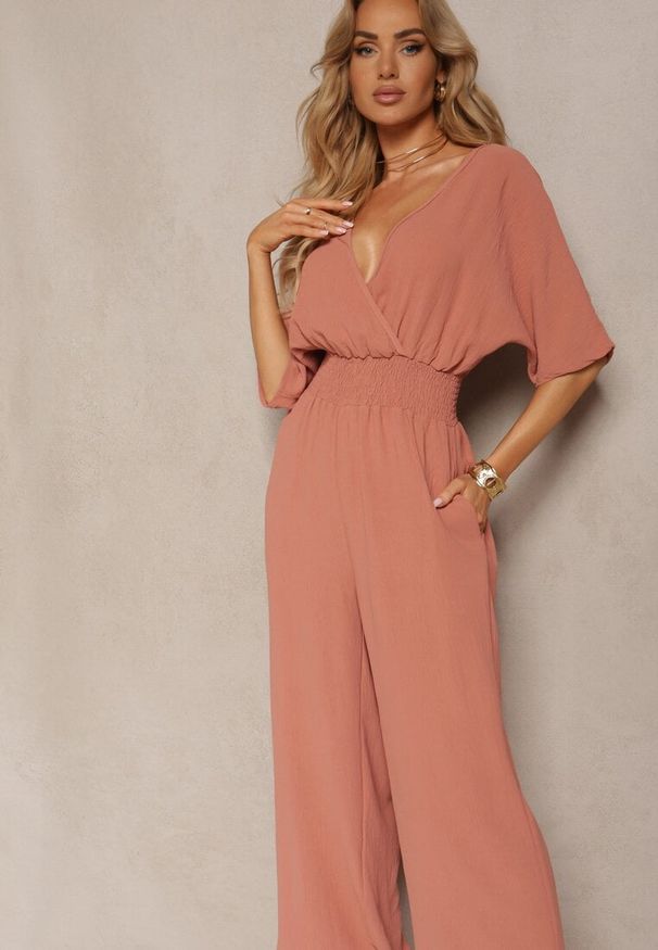 Renee - Ciemnoróżowy Kombinezon o Kopertowym Fasonie z Szerokim Luźnym Dołem i Kieszeniami Octoni. Okazja: na co dzień. Kolor: różowy. Styl: casual, elegancki