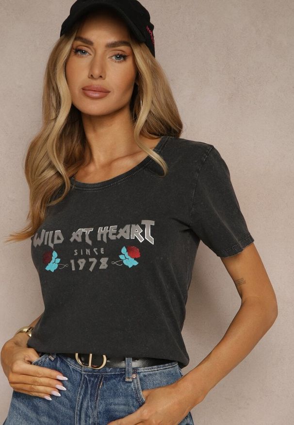 Renee - Czarny T-shirt z Bawełny Ozdobiony Nadrukiem Savetelle. Okazja: na co dzień. Kolor: czarny. Materiał: bawełna. Wzór: aplikacja, nadruk. Sezon: lato, wiosna. Styl: casual