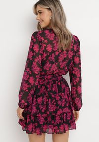 Born2be - Różowa Rozkloszowana Mini Sukienka w Kwiaty z Trójkątnym Dekoltem i Falbankami Cehamla. Typ kołnierza: kołnierz z falbankami. Kolor: różowy. Materiał: materiał. Wzór: kwiaty. Typ sukienki: kopertowe. Długość: mini #6