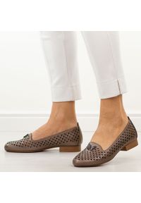 Brązowe ażurowe półbuty damskie M.Daszyński Sa222-3. Okazja: na co dzień. Kolor: brązowy. Szerokość cholewki: normalna. Wzór: ażurowy. Materiał: skóra. Sezon: wiosna, jesień, lato. Obcas: na obcasie. Styl: casual, elegancki, klasyczny. Wysokość obcasa: niski #1