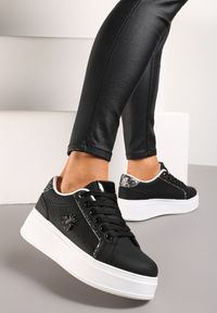 Renee - Czarne Sneakersy z Ekoskóry na Platformie z Błyszczącymi Detalami i Zawieszką Anarmonia. Kolor: czarny. Obcas: na platformie #6