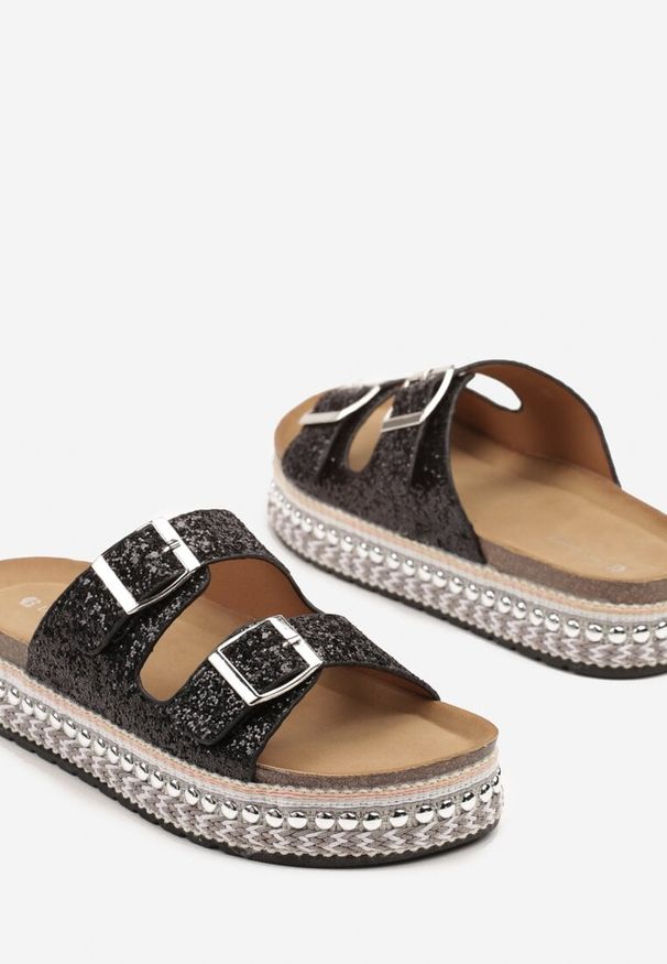 Renee - Czarne Klapki z Klamrami i Ozdobnymi Nitami na Podeszwie z Tweedem Zionea. Okazja: na co dzień. Kolor: czarny. Materiał: len. Styl: elegancki, casual