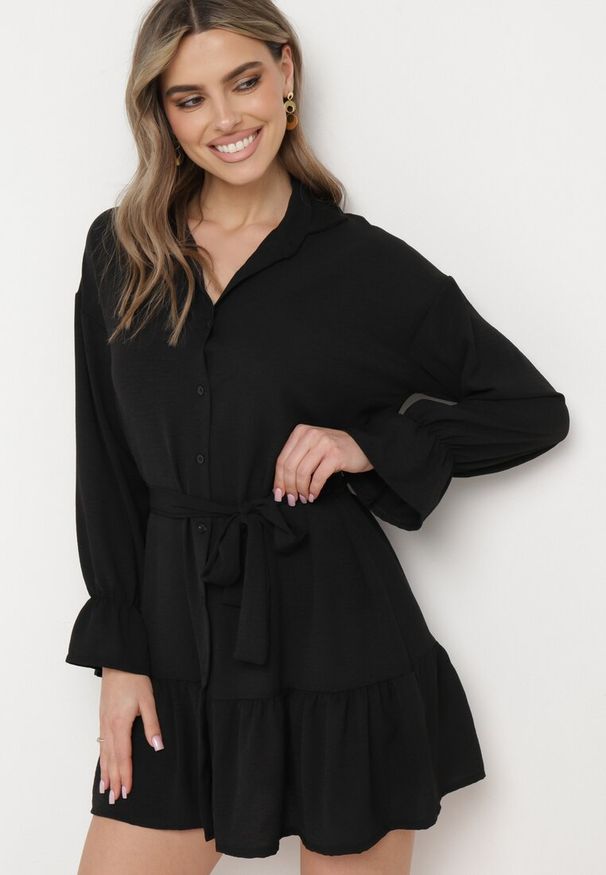 Born2be - Czarna Koszulowa Sukienka z Wiązanym Paskiem Stevania. Kolor: czarny. Materiał: materiał. Typ sukienki: koszulowe. Długość: mini
