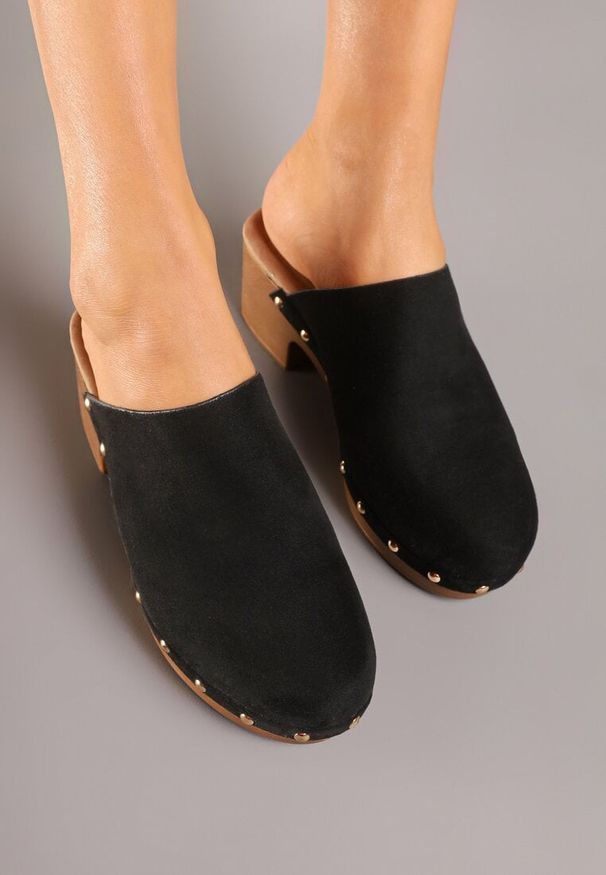 Born2be - Czarne Klapki Mule w Stylu Drewniaków z Nitami na Słupkowym Obcasie Glerra. Okazja: na co dzień. Kolor: czarny. Materiał: jeans. Wzór: aplikacja. Obcas: na obcasie. Styl: casual, elegancki. Wysokość obcasa: średni