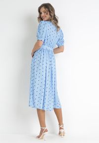 Born2be - Niebieska Sukienka Midi z Gumką w Talii i Materiałowym Paskiem z Klamrą Maerali. Okazja: na ślub cywilny, na wesele, na imprezę. Typ kołnierza: kołnierzyk stójkowy. Kolor: niebieski. Materiał: materiał. Wzór: grochy. Typ sukienki: rozkloszowane. Styl: elegancki. Długość: midi #2