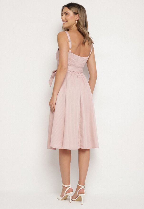 Born2be - Różowa Sukienka z Wiskozą ze Wzorem Pasków Dolereia. Okazja: na co dzień. Kolor: różowy. Materiał: wiskoza. Długość rękawa: na ramiączkach. Styl: casual, klasyczny. Długość: midi