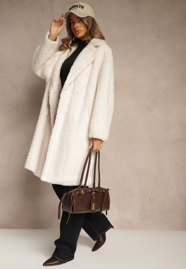 Renee - Biały Płaszcz Teddy o Dwurzędowym Kroju Oversize Azzena. Okazja: na spacer, na co dzień. Typ kołnierza: golf. Kolor: biały. Materiał: jeans. Styl: casual