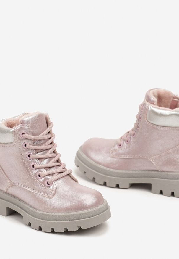 Born2be - Jasnofioletowe Botki Traperki na Grubej Podeszwie z Metalicznym Połyskiem Arrelara. Okazja: na uczelnię, na co dzień. Kolor: fioletowy. Materiał: jeans. Wzór: kolorowy. Styl: elegancki, casual