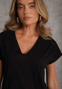 Renee - Czarna Sukienka o Kroju Oversize z Bawełny z Kieszeniami i Trójkątnym Dekoltem Iphne. Okazja: na co dzień. Kolor: czarny. Materiał: bawełna. Wzór: gładki. Sezon: lato. Typ sukienki: oversize. Styl: street, casual #3
