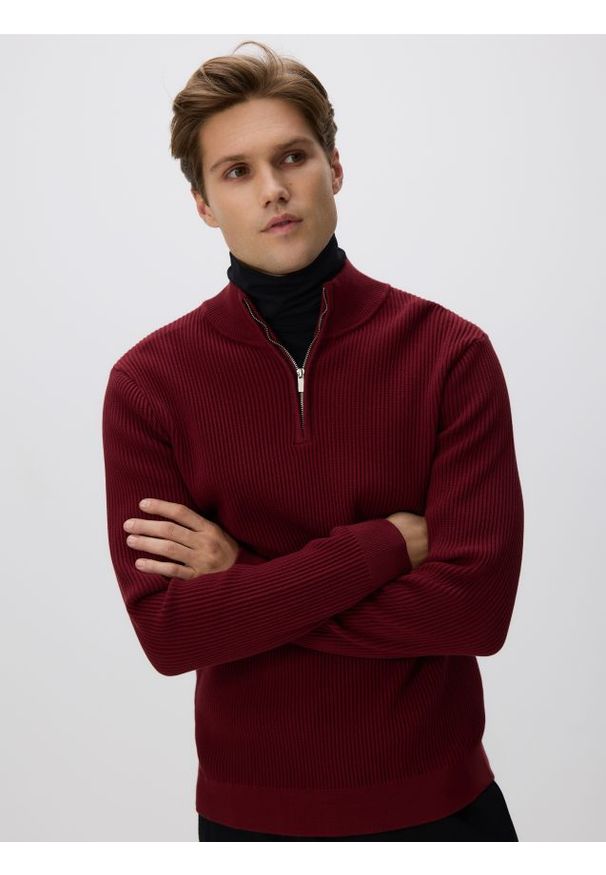 Reserved - Sweter z rozpinaną stójką - bordowy. Typ kołnierza: kołnierzyk stójkowy. Kolor: czerwony. Materiał: dzianina, bawełna