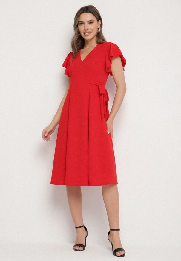 Born2be - Czerwona Rozkloszowana Sukienka Kopertowa z Wiązaniem w Talii Dannila. Kolor: czerwony. Wzór: aplikacja. Typ sukienki: kopertowe