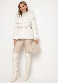 Born2be - Beżowa Futrzana Kurtka z Kapturem Wiązanym Paskiem i Rękawami z Imitacji Skóry z Klamrami Mesirya. Okazja: na co dzień. Typ kołnierza: kaptur. Kolor: beżowy. Materiał: skóra, futro. Wzór: aplikacja. Styl: casual, elegancki #6
