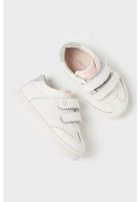 Mayoral buty dziecięce kolor biały. Nosek buta: okrągły. Zapięcie: rzepy. Kolor: biały. Materiał: guma #2