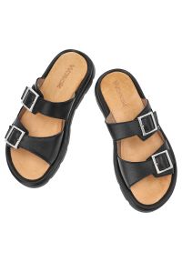 Czarne Klapki Wasak Modne Skórzane Obuwie Damskie. Okazja: na spacer, na co dzień. Kolor: czarny. Materiał: skóra. Wzór: paski. Sezon: lato. Styl: casual, klasyczny #7