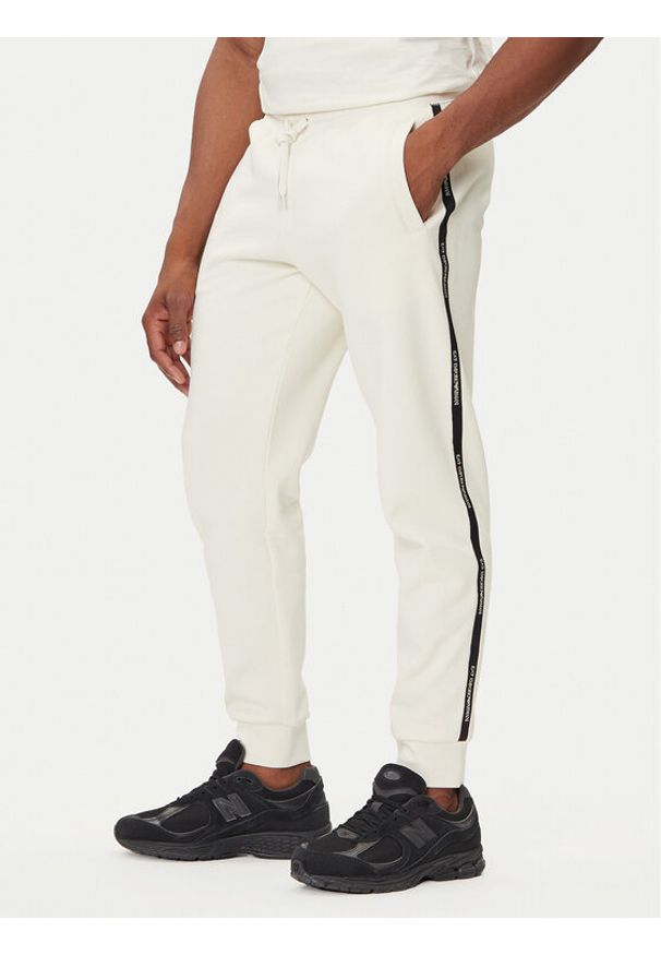 EA7 Emporio Armani Spodnie dresowe 7M000974 AF10377 U1105 Beżowy Regular Fit. Kolor: beżowy. Materiał: bawełna