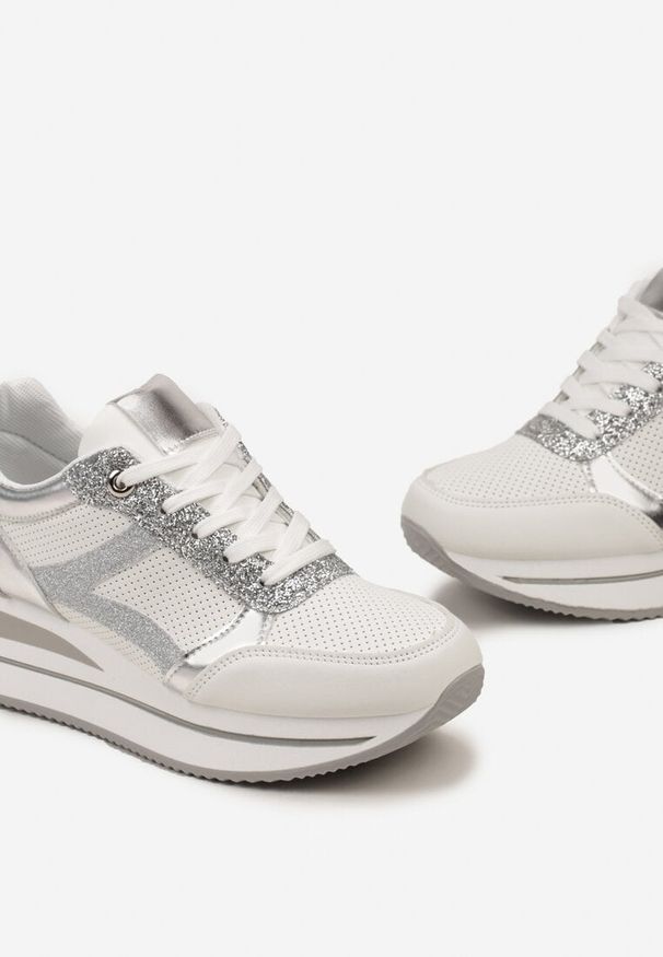 Born2be - Biało-Srebrne Sneakersy na Grubej Podeszwie z Błyszczącymi Wstawkami i Sznurowaniem Lirevasa. Kolor: biały. Wzór: aplikacja