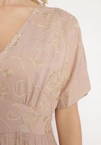 Born2be - Beżowa Wiskozowa Sukienka z Metaliczną Nicią i Haftem Nelvesia. Okazja: na co dzień. Kolor: beżowy. Materiał: wiskoza. Wzór: haft. Sezon: wiosna. Styl: klasyczny, casual, elegancki #6