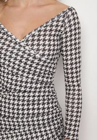 Born2be - Czarna Dopasowana Sukienka z Kopertowym Dekoltem w Pepitkę Novialina. Okazja: na co dzień. Typ kołnierza: dekolt kopertowy. Kolor: czarny. Typ sukienki: kopertowe. Styl: casual, sportowy #4