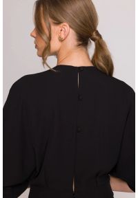 Stylove - Elegancki kombinezon damski z kopertowym dekoltem czarny. Okazja: na randkę, na spotkanie biznesowe, na komunię, na ślub cywilny, na wesele, na imprezę. Kolor: czarny, fioletowy. Materiał: tkanina. Długość rękawa: krótki rękaw. Długość: krótkie. Wzór: gładki. Styl: elegancki #2