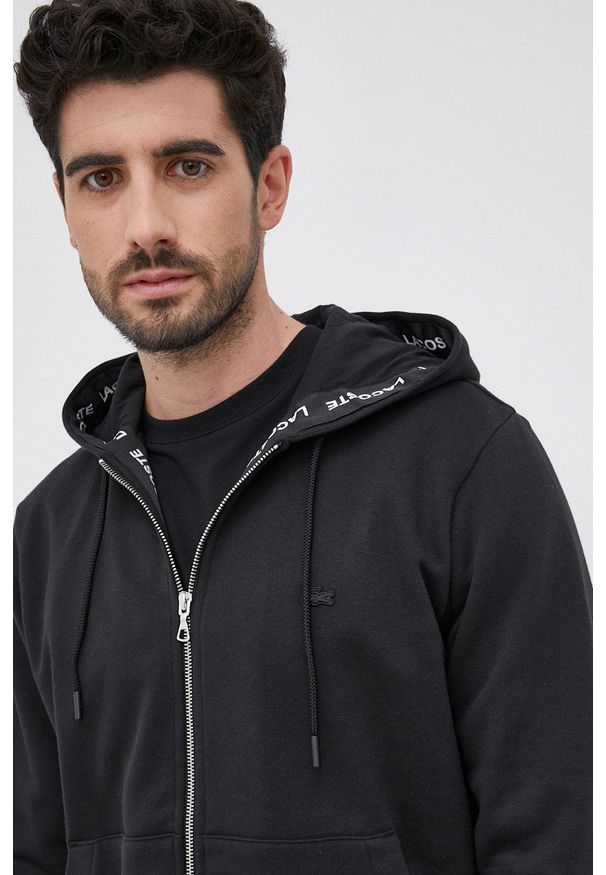 Lacoste Bluza męska kolor czarny z kapturem gładka. Okazja: na co dzień. Typ kołnierza: kaptur. Kolor: czarny. Wzór: gładki. Styl: casual