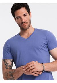 Ombre Clothing - Bawełniana klasyczna męska koszulka z dekoltem w serek BASIC – fioletowa V12 - Rozmiar: S. Typ kołnierza: dekolt w serek. Kolor: fioletowy. Materiał: bawełna. Wzór: ze splotem, jednolity. Styl: klasyczny