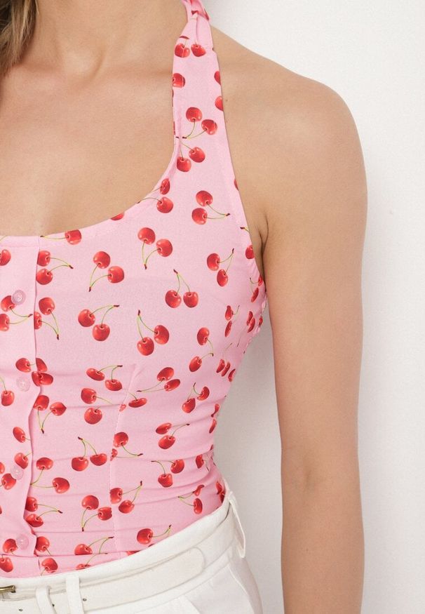 Born2be - Różowa Bluzka z Odkrytymi Plecami i Wiązaniem Zdobiona Guzikami Tolanesse. Okazja: na co dzień. Typ kołnierza: dekolt kwadratowy. Kolor: różowy. Materiał: jeans. Długość rękawa: bez rękawów. Wzór: aplikacja. Styl: elegancki, casual, klasyczny