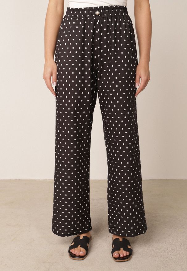 Born2be - Czarne Spodnie Casual w Groszki z Szerokimi Nogawkami i Wysokim Stanem Soleano. Okazja: na co dzień. Stan: podwyższony. Kolekcja: plus size. Kolor: czarny. Materiał: koronka. Długość: długie. Wzór: grochy. Styl: casual