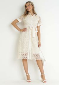 Born2be - Jasnobeżowa Koszulowa Sukienka Koronkowa z Wiązanym Paskiem Ariata. Kolor: beżowy. Materiał: koronka. Wzór: aplikacja. Typ sukienki: koszulowe #5