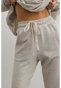 Marsala - Spodnie dresowe typu jogger w kolorze SILVER MOON - DRIPS-S. Stan: podwyższony. Kolor: szary. Materiał: dresówka. Wzór: melanż. Styl: elegancki