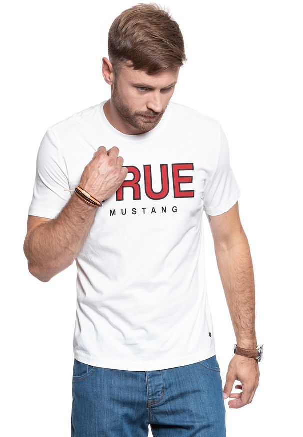 Mustang - MUSTANG T SHIRT Alex C Print CLOUD DANCER 1008702 2020. Typ kołnierza: kaptur. Materiał: jeans, denim, dzianina, bawełna, materiał. Długość rękawa: krótki rękaw. Długość: krótkie. Wzór: nadruk. Sezon: lato. Styl: sportowy, klasyczny