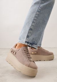 Born2be - Ciemnobeżowe Skórzane Sneakersy na Platformie i Koturnie Zdobione Perforacją Peniesh. Okazja: na co dzień. Kolor: beżowy. Materiał: skóra. Wzór: aplikacja. Obcas: na koturnie #7