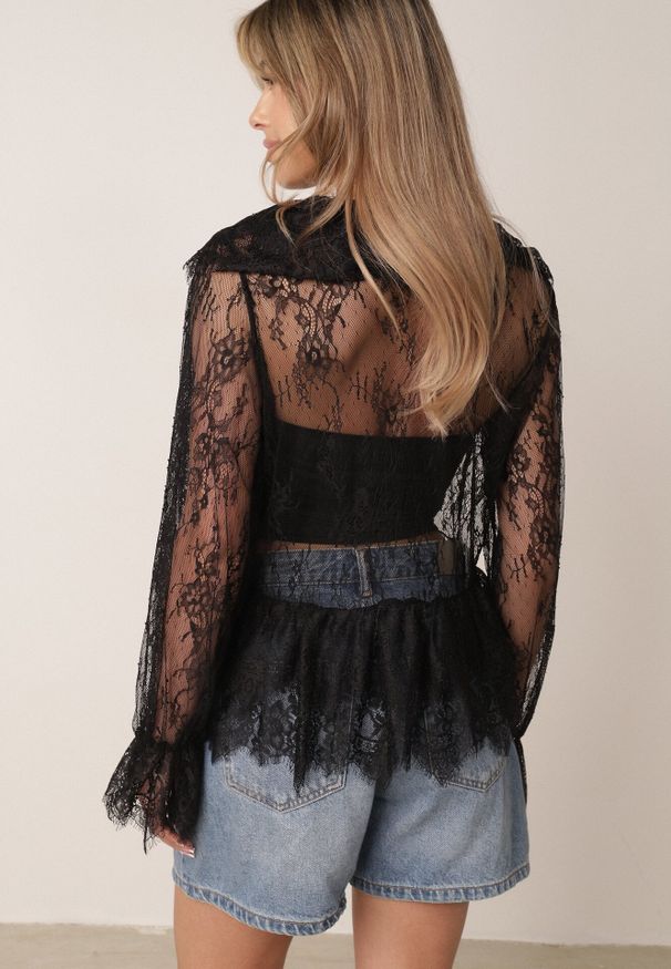 Born2be - Czarna Bawełniana Bluzka z Transparentnej Koronki z Falbankami w Stylu Boho Palamna. Okazja: na co dzień. Typ kołnierza: kołnierz z falbankami. Kolor: czarny. Materiał: bawełna, koronka. Długość: długie. Wzór: koronka. Styl: boho