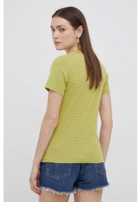 Levi's® - Levi's t-shirt bawełniany kolor zielony. Okazja: na spotkanie biznesowe, na co dzień. Kolor: zielony. Materiał: bawełna. Długość rękawa: krótki rękaw. Długość: krótkie. Styl: biznesowy, casual #4