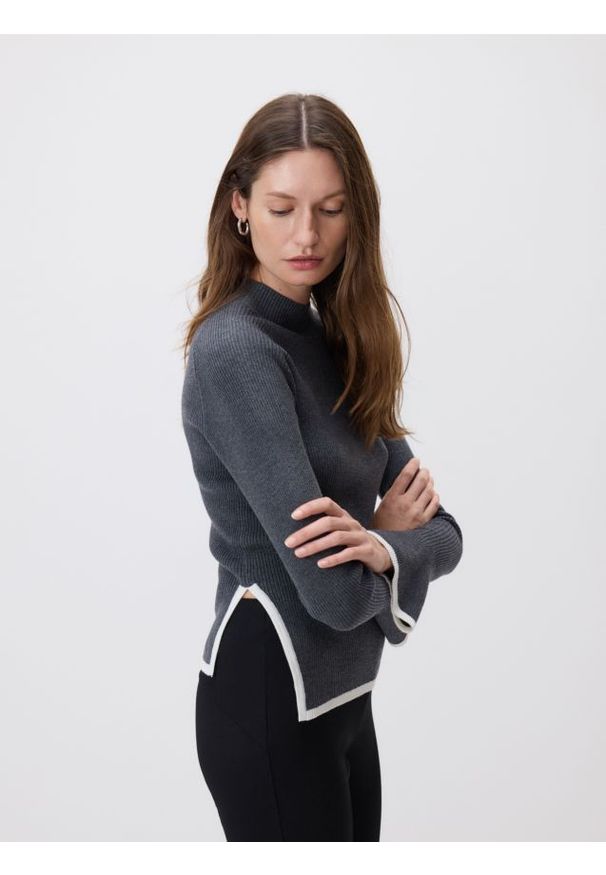 Reserved - Sweter z kontrastową lamówką - szary. Kolor: szary. Materiał: wełna, dzianina