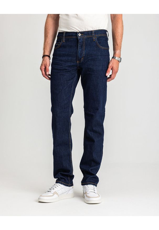 Męskie Spodnie Jeansowe Mustang Style Washington Straight Denim Blue 1017119 5000 901, W30 L30. Okazja: na co dzień, na spotkanie biznesowe. Sezon: lato. Styl: casual, biznesowy, klasyczny