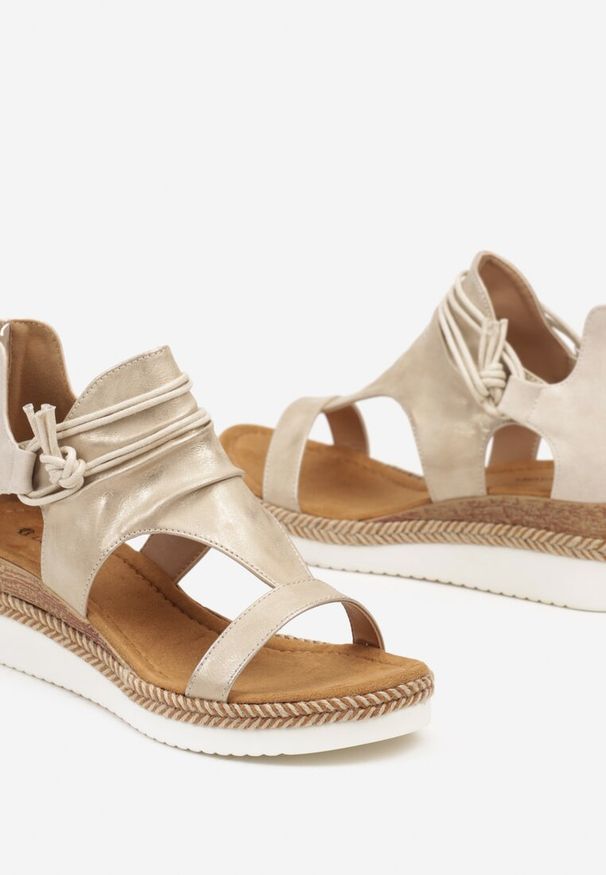 Renee - Beżowe Sandały na Niskim Koturnie z Zapięciem na Suwak Tinabels. Okazja: na imprezę. Nosek buta: otwarty. Kolor: beżowy. Sezon: lato. Obcas: na koturnie. Styl: elegancki