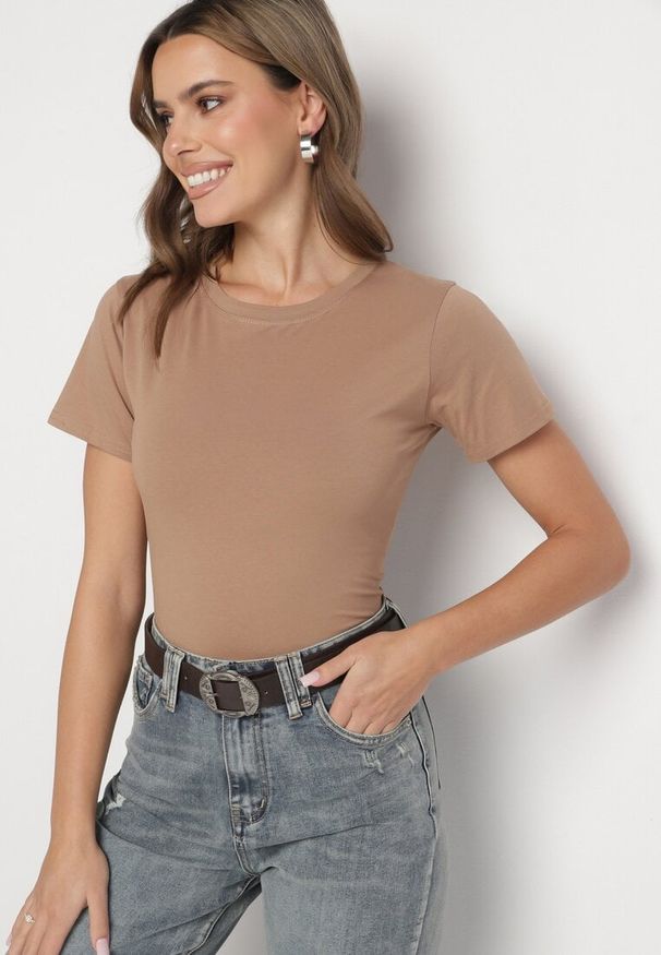 Born2be - Brązowy Klasyczny T-shirt z Bawełny Lorali. Okazja: na spacer. Kolor: brązowy. Materiał: bawełna. Wzór: gładki. Styl: klasyczny