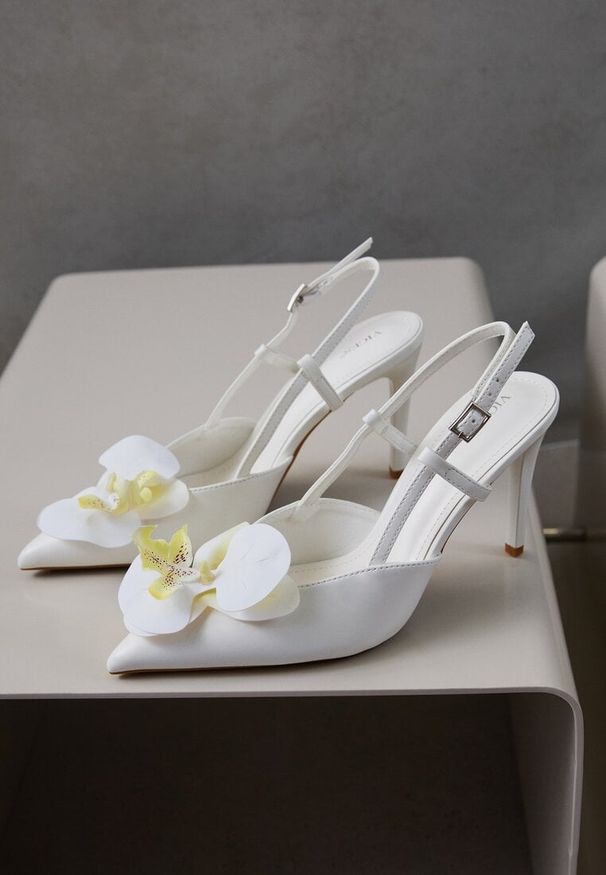 Renee - Białe Sandały na Szpilce Vices Slingback z Kwiatem 3D Koviano. Okazja: na wesele, na ślub cywilny, na imprezę. Zapięcie: sprzączka. Kolor: biały. Wzór: kwiaty. Obcas: na szpilce. Styl: elegancki, klasyczny