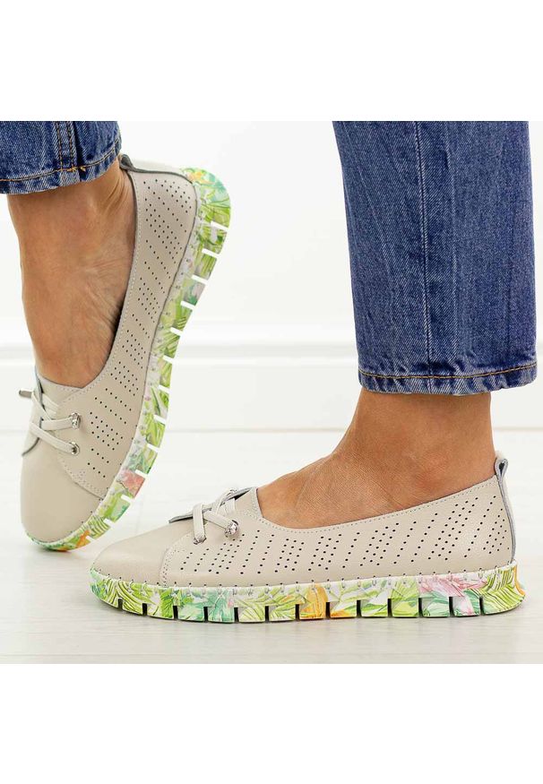 Beżowe ażurowe skórzane półbuty damskie S.Barski 5970. Okazja: na spacer, na co dzień. Nosek buta: okrągły. Zapięcie: bez zapięcia. Kolor: beżowy. Szerokość cholewki: normalna. Wzór: ażurowy. Materiał: skóra. Sezon: wiosna, jesień, lato. Styl: casual, elegancki, sportowy, klasyczny