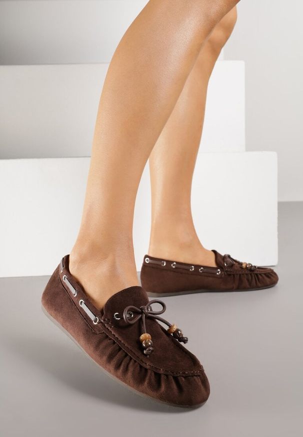 Born2be - Brązowe Mokasyny z Ozdobnymi Przeszyciami Koralikami i Kokardą Mountainthorne. Okazja: na co dzień. Kolor: brązowy. Materiał: jeans. Styl: casual, elegancki